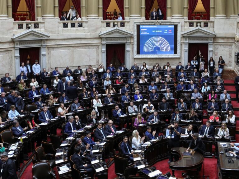 Oficialismo cede ante presión de gobernadores y diputados: Se elimina artículo sobre licencias por enfermedad