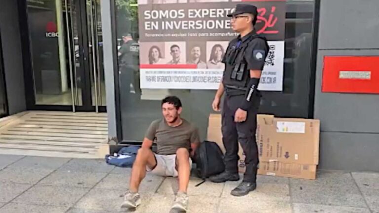 Detenido con ropa de conflicto: arresto por lanzamiento de ‘molotov’ en el cajero