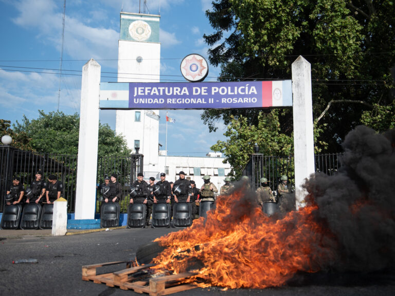 Pullaro firma decreto de aumentos para la Policía de Santa Fe y se levanta la protesta en Rosario