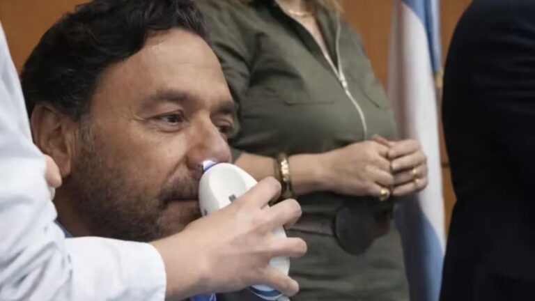 El gobernador de Salta, Gustavo Sáenz, se somete a una rinoscopía en directo