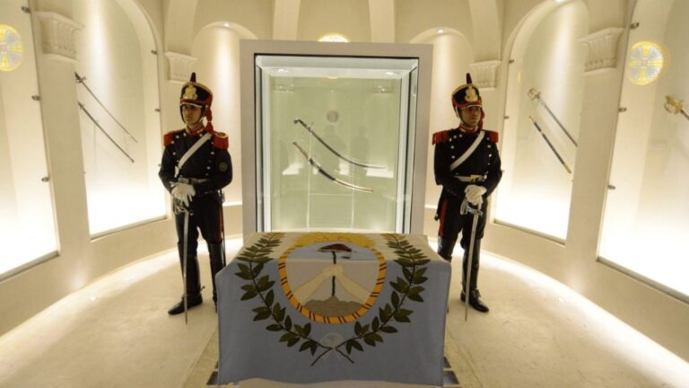 El Gobierno traslada el sable corvo de San Martín al Regimiento de Granaderos