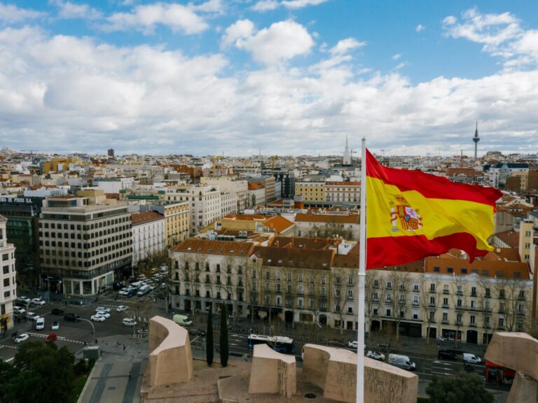 Guía Esencial para Emigrar a España