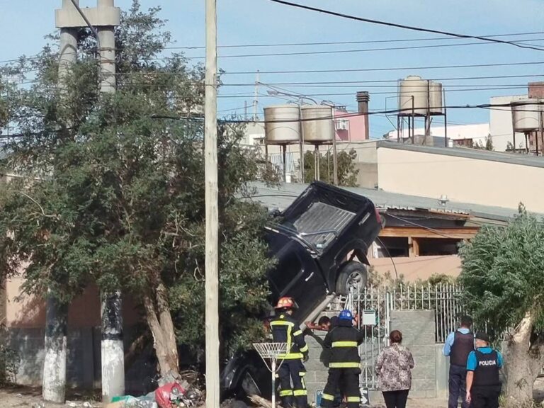 Toyota Hilux se estrella contra reja de casa y necesita grúa para ser retirada