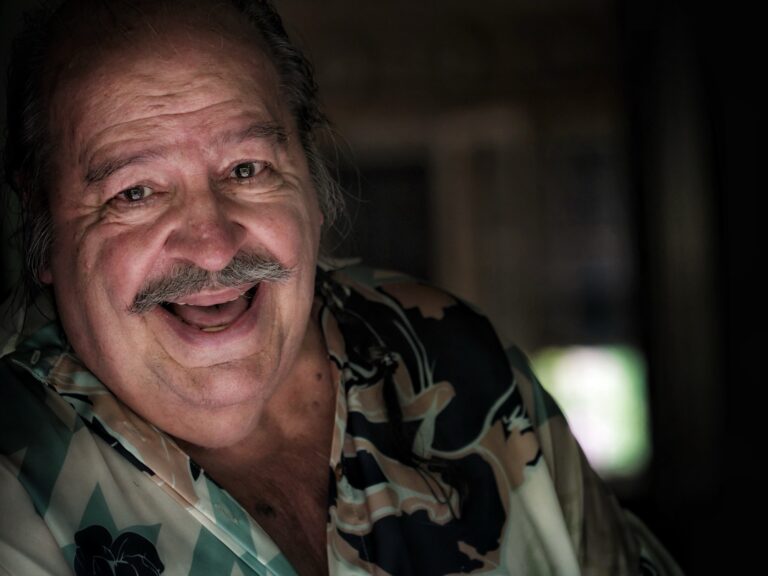 77 años, dos stents y 90 conciertos anuales: La historia de un artista indomable