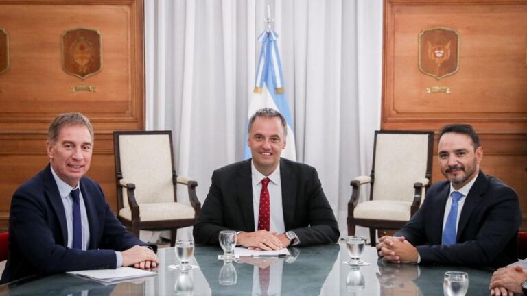 Juan Pablo Valdés se Reúne en Casa Rosada con Adorni y Santilli para Negociar Deudas y Leyes de Milei