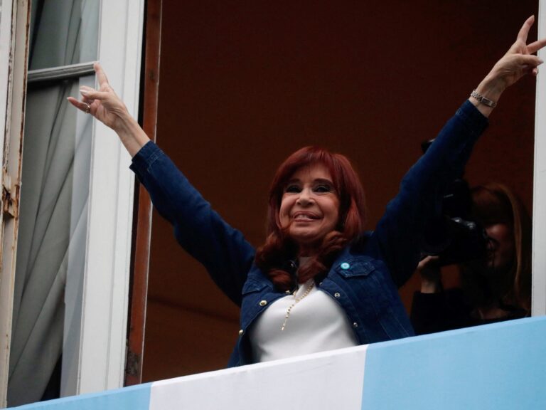Cristina deberá usar tobillera y cumplir restricciones de visitas y horarios en la terraza, confirma la Casación.