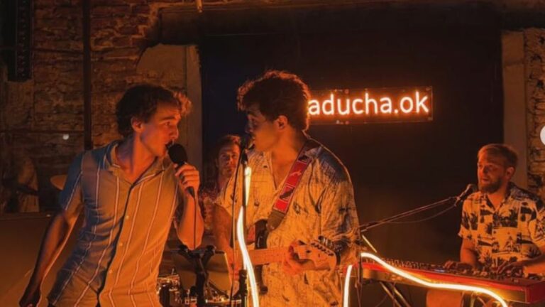Ducha: el karaoke con banda en vivo que arrasa en Córdoba