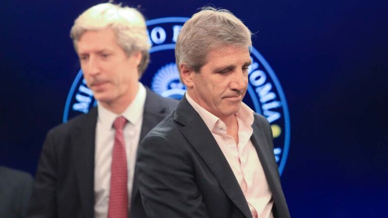 El Gobierno impulsa créditos en dólares para familias, generando tensión entre bancos