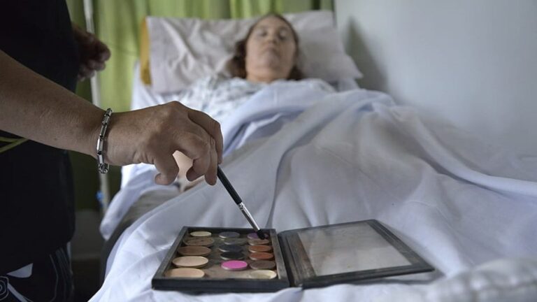 Maquillaje Terapéutico: Redescubre Tu Identidad y Bienestar Emocional