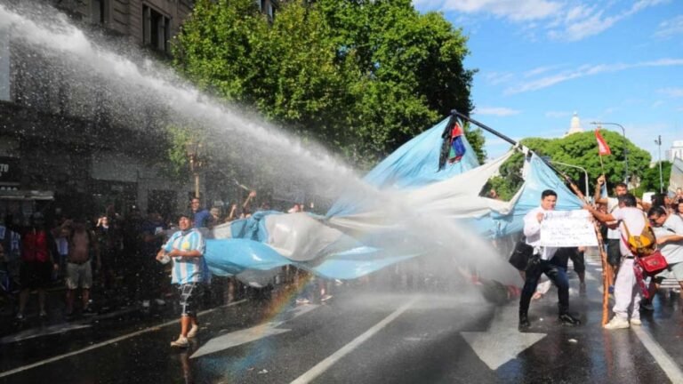 Manifestantes Tumbaron Vallas; Policía Replicó con Balas de Goma