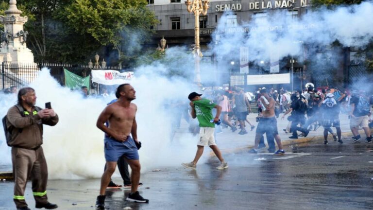 Protestas en el Congreso: Diez heridos, incluyendo a una anciana con fractura de cadera
