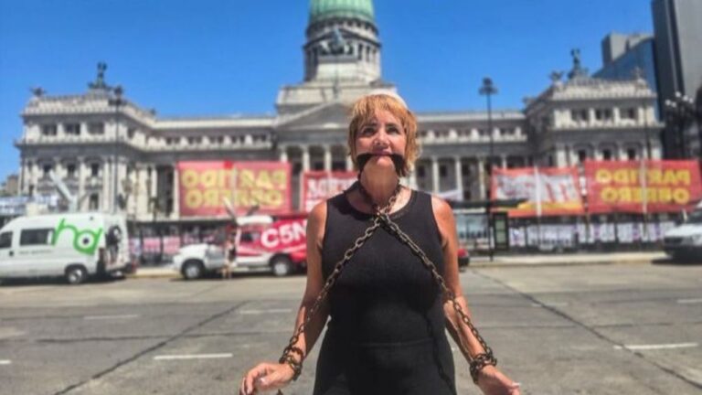 Adorni reprende a Nancy Pazos por su protesta encadenada en el Congreso