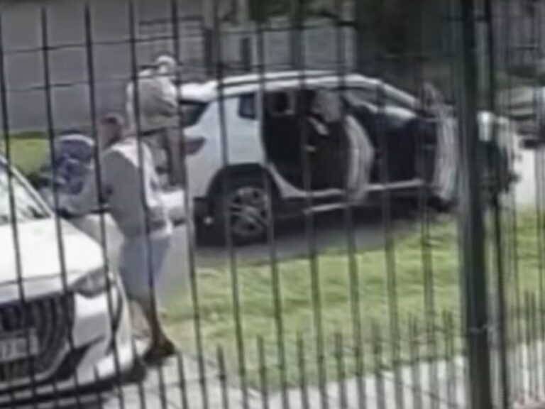 Roban auto a pareja: mujer identifica a su ex alumno entre los ladrones