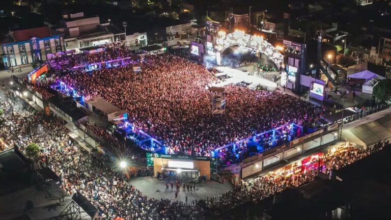 ¡El Festival del Fernet Invade la Plaza Próspero Molina en Cosquín!