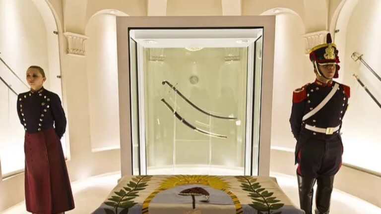 Herederos de Rosas piden medida cautelar para evitar que Milei se quede con el sable de San Martín