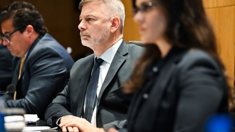 Pretto corta secretarías y reduce asesores en el Concejo por caída de fondos