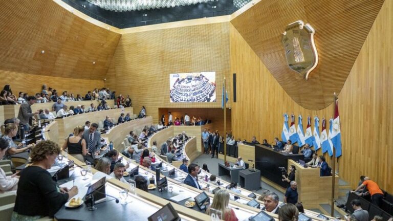 Federalismo o Demagogia: La Ley de Llaryora que Calentó la Primera Sesión del Año en Año Electoral