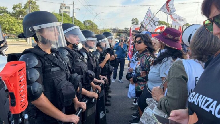 Incidentes en el Puente Centenario: 10 policías heridos y manifestantes afectados por gases