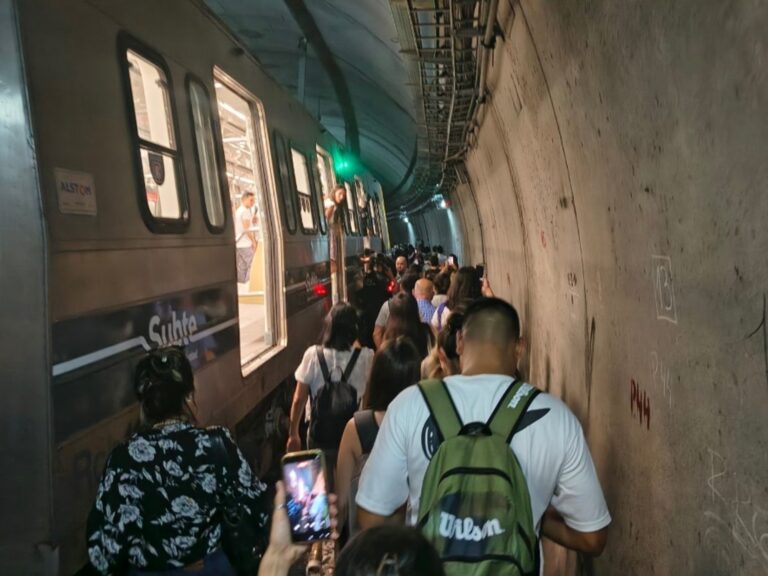 Evacuación en la línea E del subte por falla técnica y pasajero descompuesto