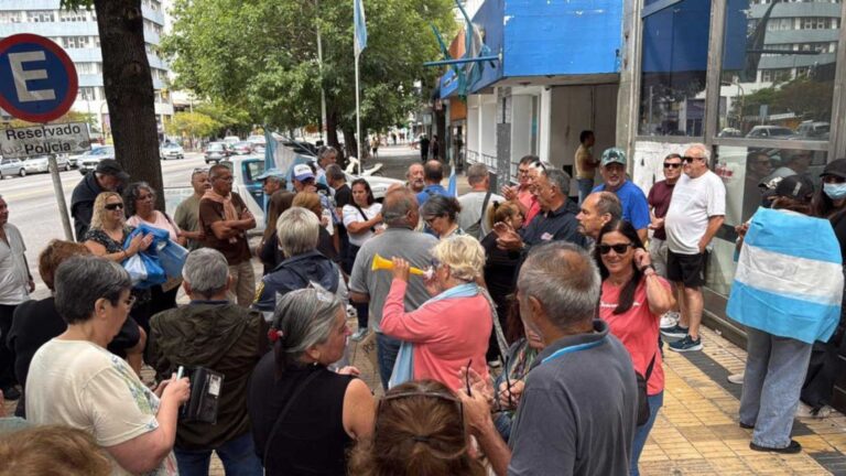Protesta de exoficiales en Mar del Plata: reclaman mejores salarios y un comisario es agredido