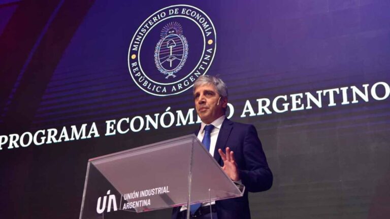Luis Caputo se reúne con la UIA tras la controversia con Techint