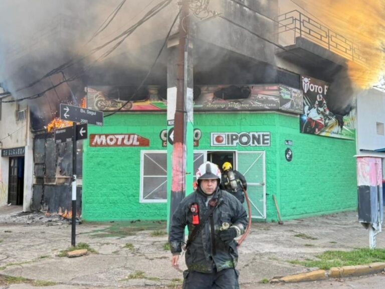 Incendio arrasa un taller de motos con conexión ilegal a la electricidad