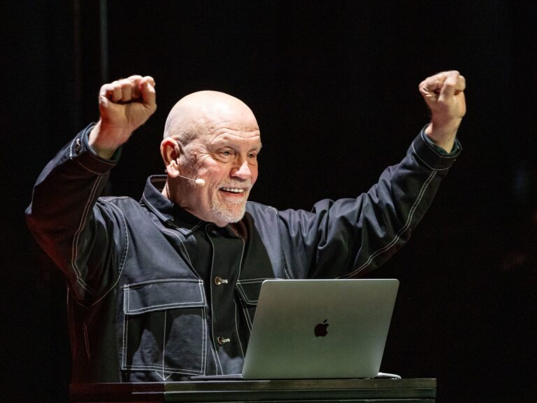 John Malkovich se presenta en Argentina: única función de una obra sobre la represión en tiempos de Pinochet