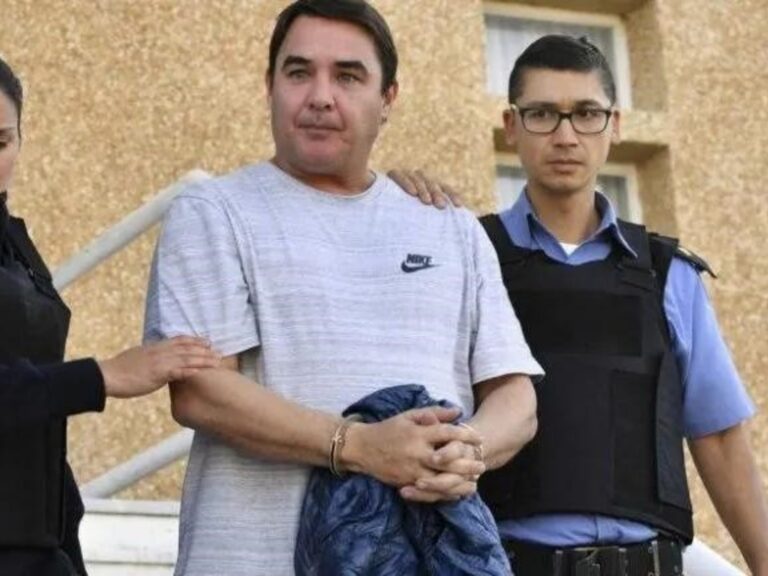 Operativo contra ex funcionario K y empresarios de Chubut por coimas que retrasan clases