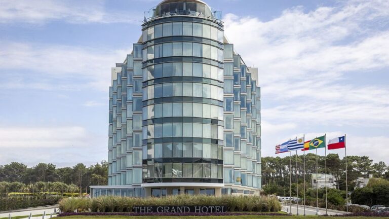 Escapada todo el año: Hotel en forma de barco en Punta del Este