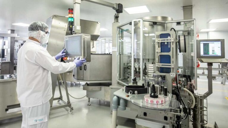 OPS promueve acuerdos para aumentar la producción local de vacunas
