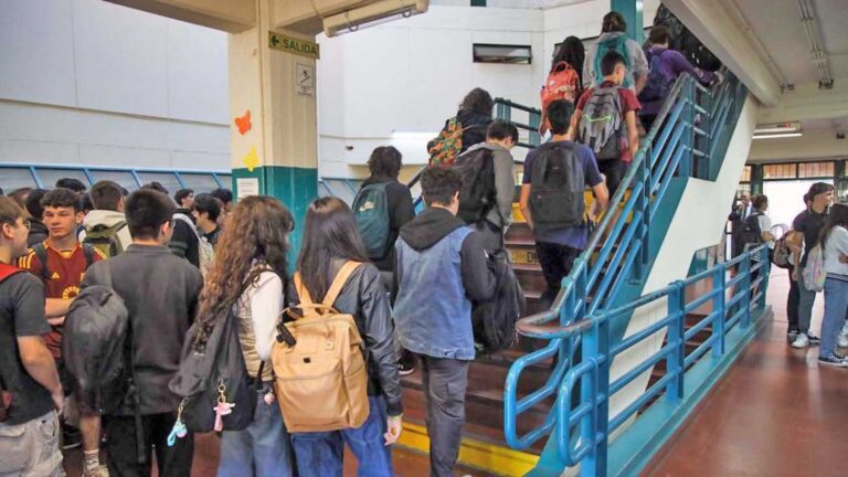 CABA Prohíbe el Uso de Celulares en Escuelas Secundarias