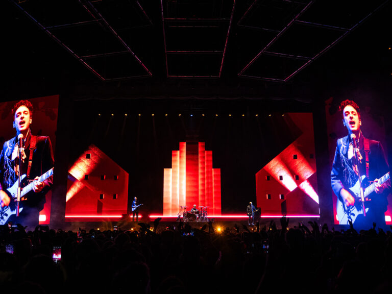 Regreso Épico: Música Impactante y Tecnología de Vanguardia