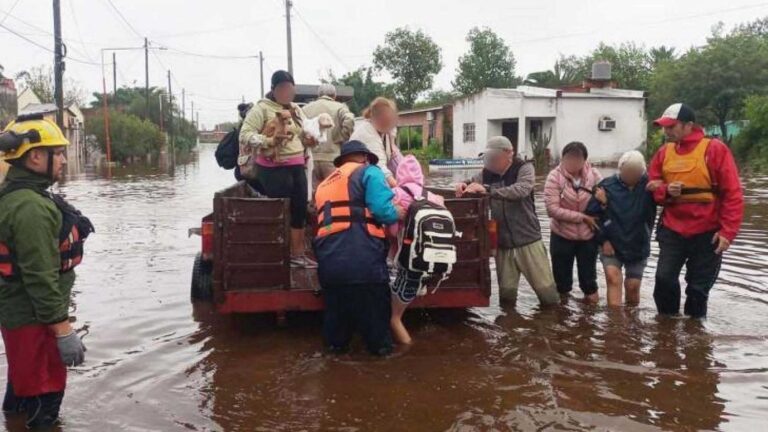 Intensas lluvias provocan casi 15 mil evacuados