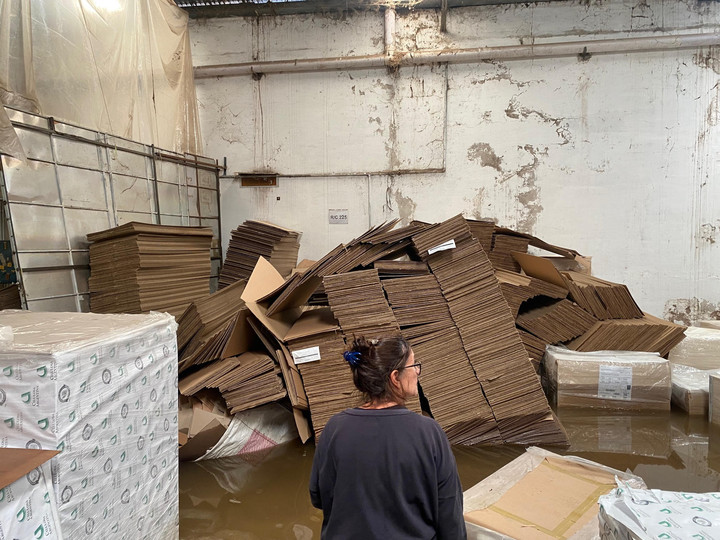 Sergio Martínez y Claudia Piñeyro están al frente una imprenta en Ingeniero White. Muestran cómo se pudieron recuperar un año las inundaciones.