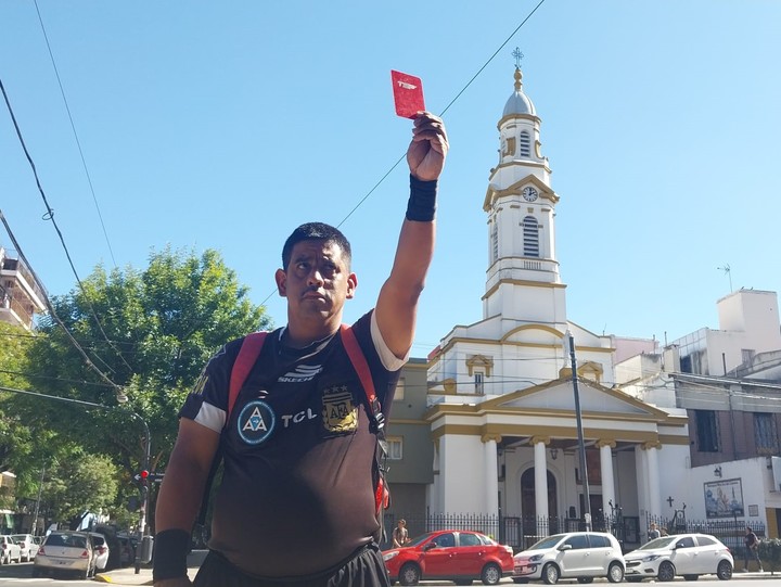 Fernandito dirigiendo en su barrio