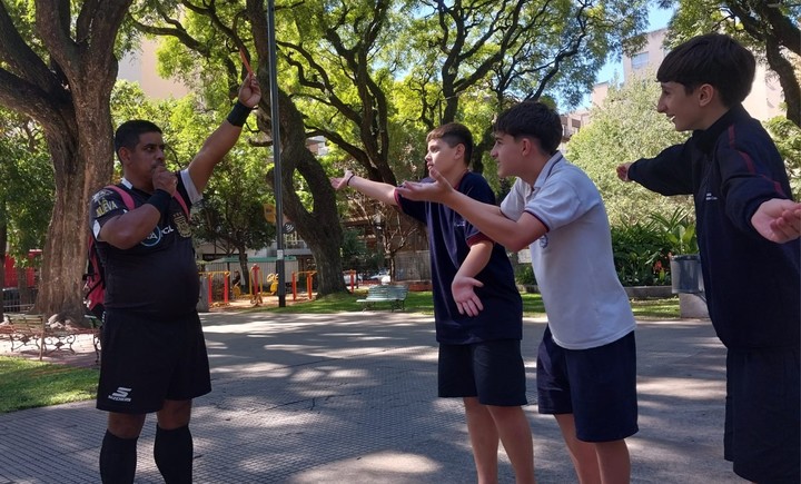 Fernandito expulsando a algunos chicos de la plaza