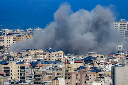 Humo de un ataque aéreo en Beirut