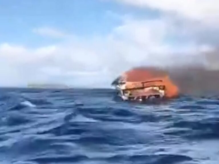 Lancha se incendia en el Lago Nahuel Huapi; conductor se salva al saltar al agua