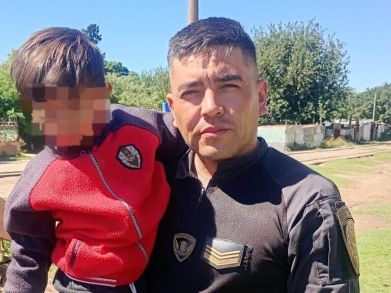 Un héroe: Policía rescata a un niño de 3 años de ser atropellado por un tren