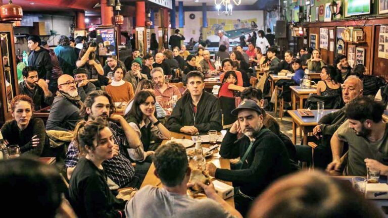 Club Atlético Bar de Viejes: Una Iniciativa Antialgoritmo para Revivir el Encuentro en Bares