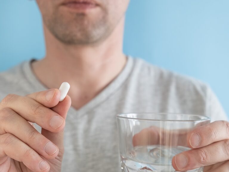 Experto analiza cuándo es efectivo medicar: beneficios versus efectos adversos