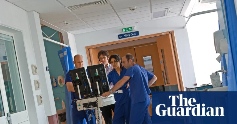 Keir Starmer da 48 horas a médicos residentes para cancelar huelga o perder oferta