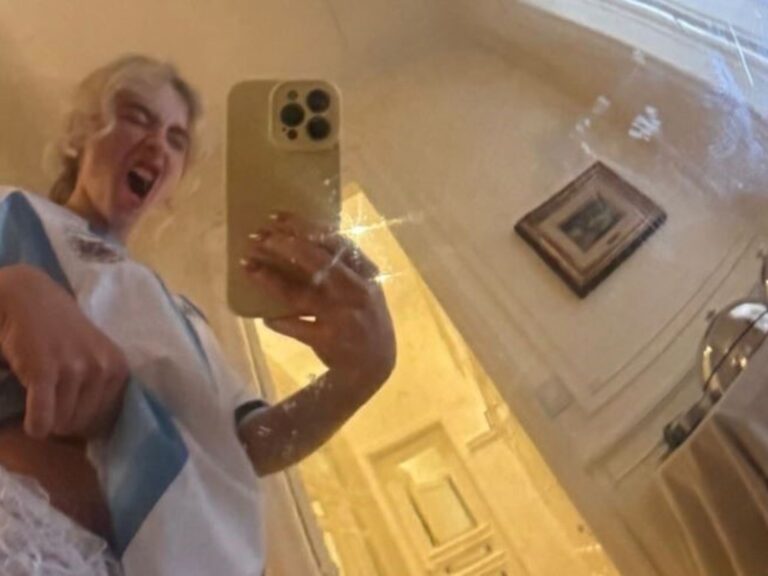 Sabrina Carpenter deslumbran en Argentina con una sensual foto en la celeste y blanca antes de Lollapalooza