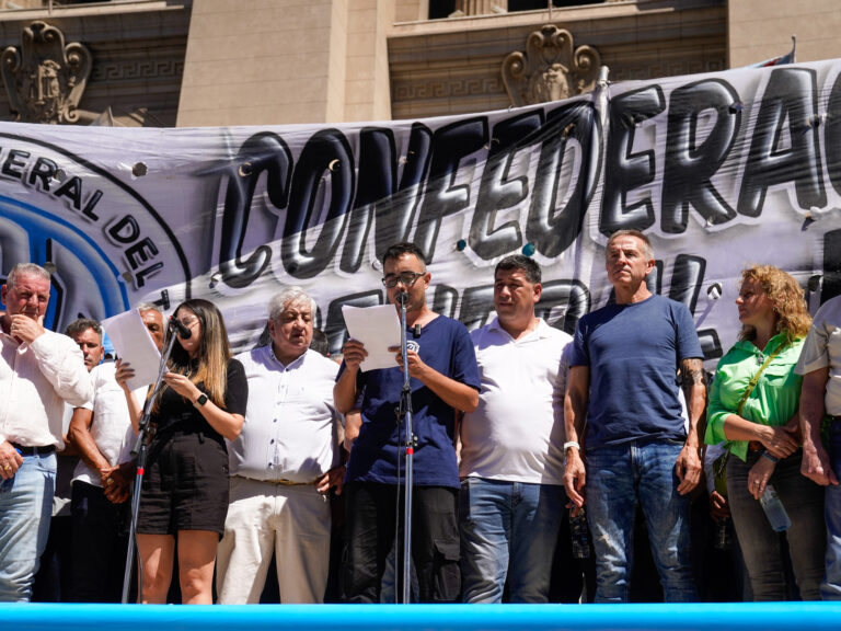 La CGT se moviliza a Tribunales para impugnar la reforma laboral.