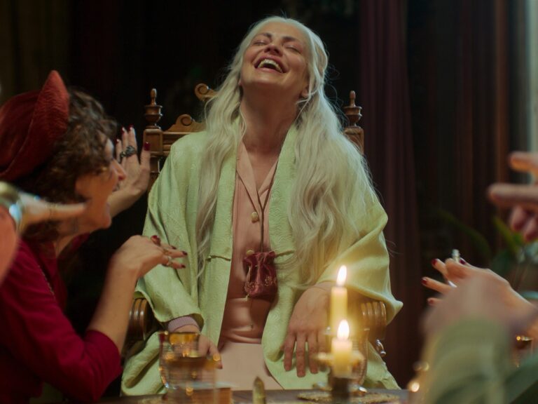 ¡Ya disponible el tráiler de La casa de los espíritus con Dolores Fonzi y Alfonso Herrera!