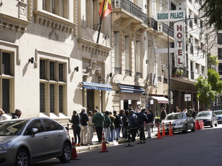 Consulado reconoce retrasos y detalla nuevo plan para agilizar trámites