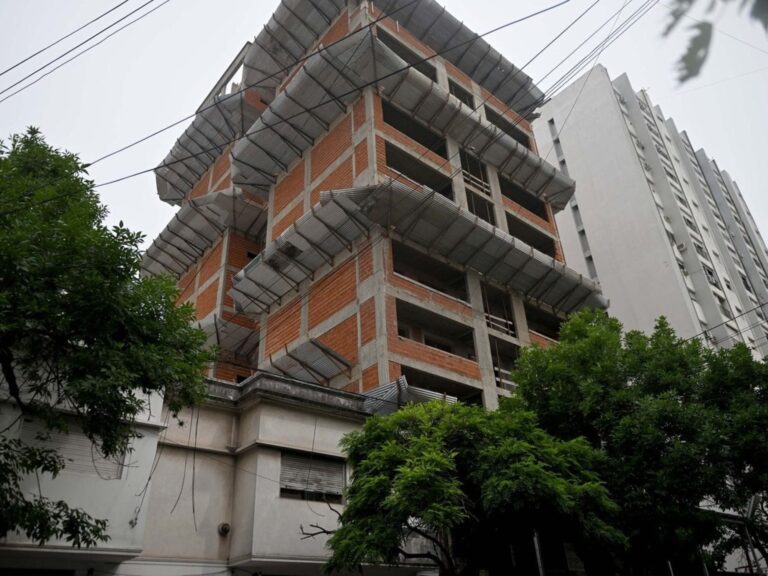 Constructora denunciada por Pedro Troglio y otros cinco se vende: ¡Alerta en el aire!