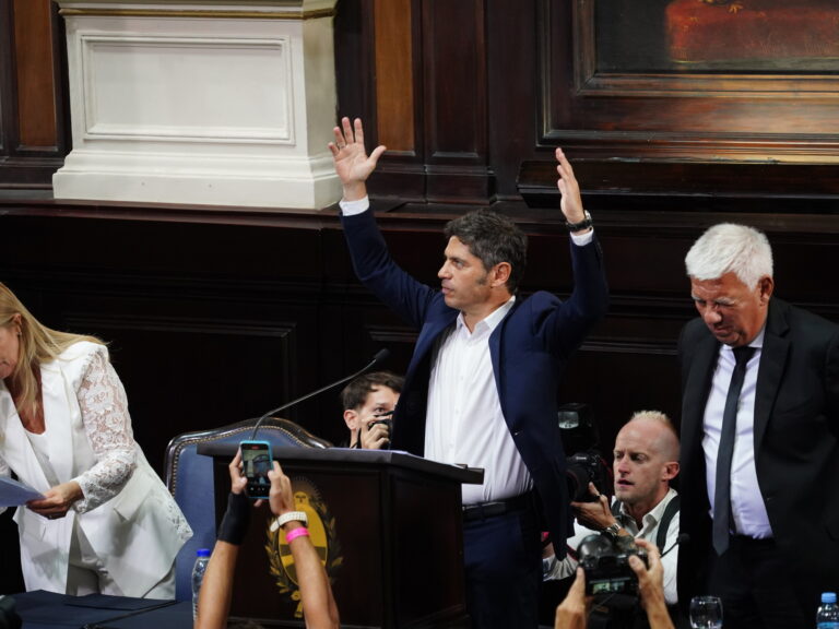 Kicillof se posiciona como candidato y comienza su estrategia provincial, pero enfrenta críticas internas
