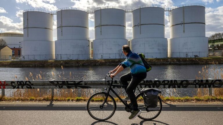 Ormuz Impacta el Mercado: Petróleo Llega a US$ 114 y Bolsas Caen