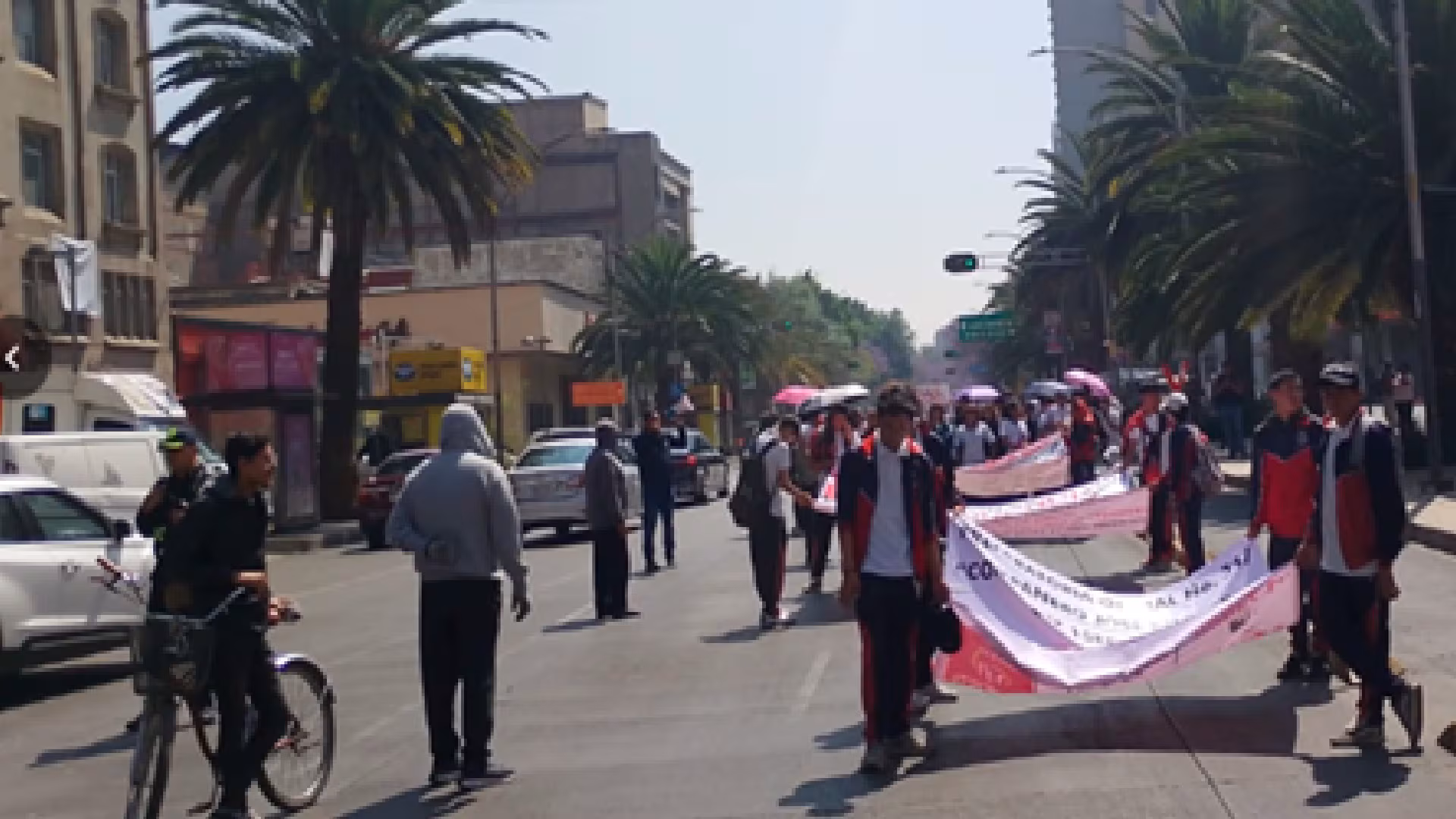 Manifestación de Hemiciclo a Juárez próximos a Paseo de la Reforma @OVIALCDMX